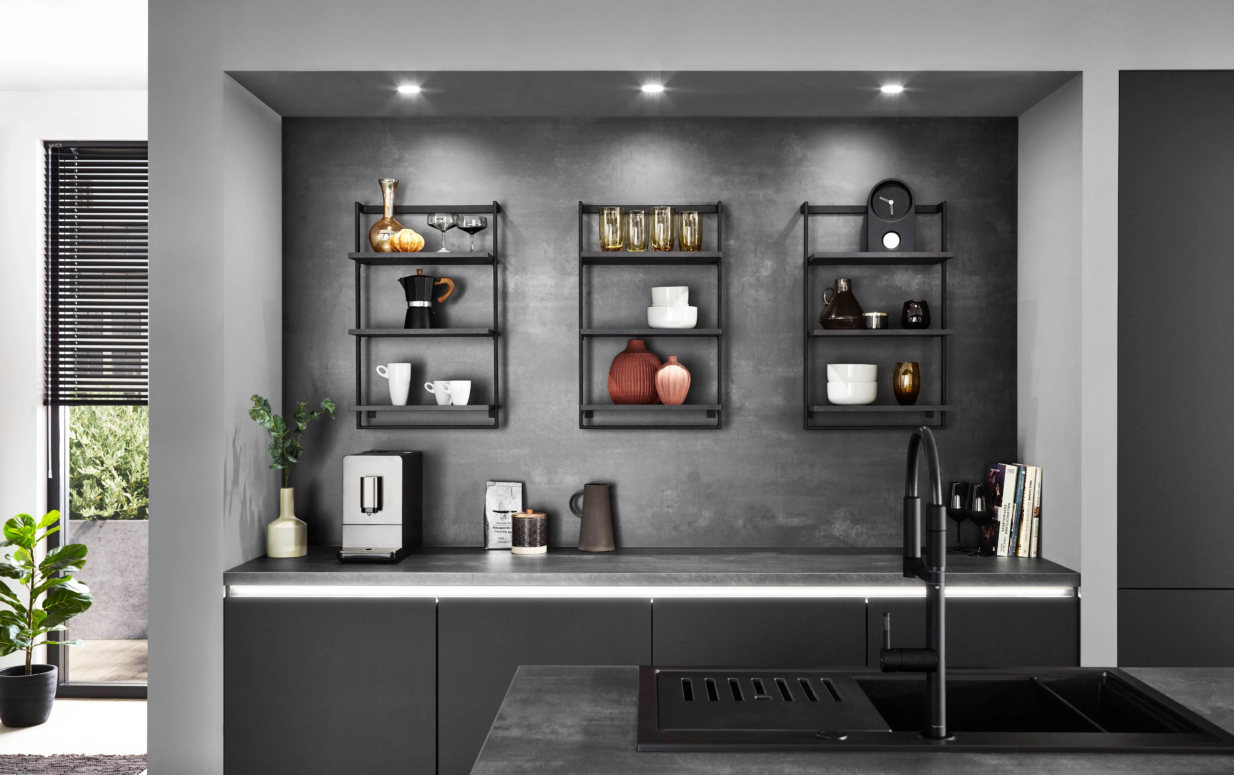 Laser 463 Black Concrete reproduction — detajl 1